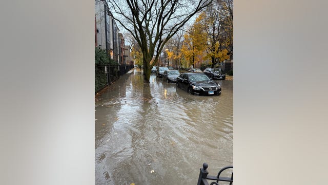 VIDEO: Broken water main floods Wicker Park street