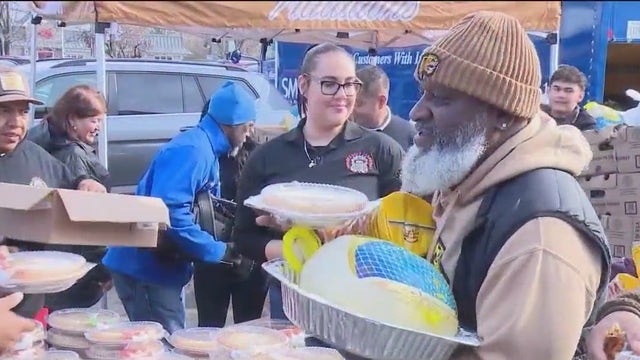 Hundreds receive turkeys and pies in Thanksgiving holiday giveaway