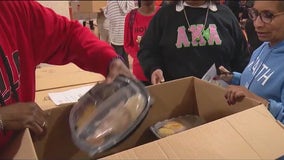 Chicago parishioners pack Christmas meals, gifts for 1,400 shelter residents