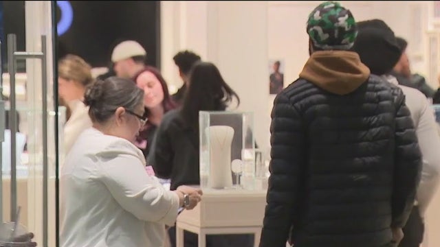 Last-minute shoppers dash to Woodfield Mall before Christmas