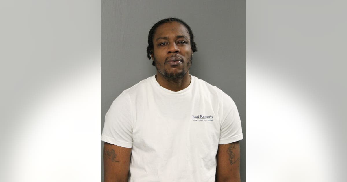 Chicago man accused of robbing 2 people at gunpoint within minutes of ...