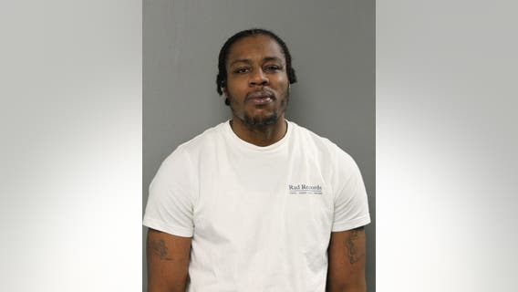 Chicago man accused of robbing 2 people at gunpoint within minutes of each other