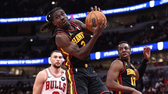 Keaton Wallace scores career-high 27 points to help the Hawks beat the Bulls, 110-94