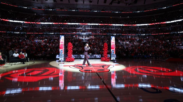 White nails career-high nine 3s, scores 33 as Bulls beat Knicks 139-126 after honoring Rose