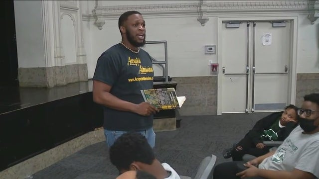 'Real Men Read': Chicago program connects students with male role models to promote literacy