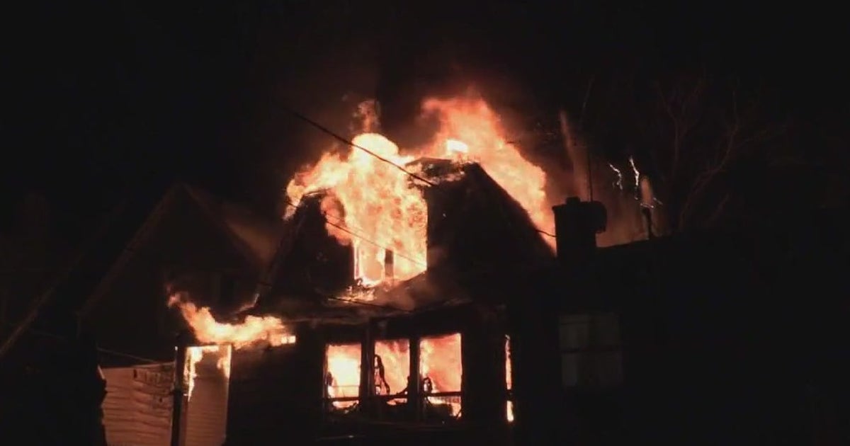 Fire erupts at abandoned apartment building on Chicago's Northwest Side ...