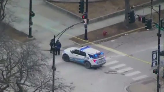 2 women wounded after gunmen open fire in Bronzeville: police