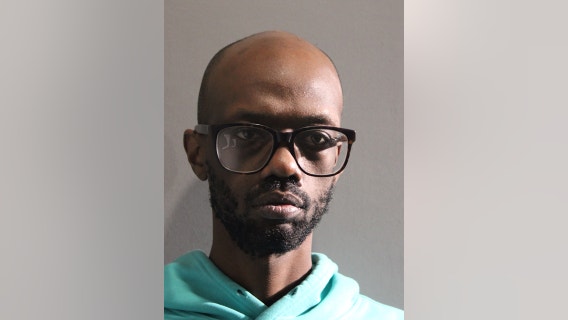 Chicago man arrested 30 minutes after stabbing two men in Bronzeville: police