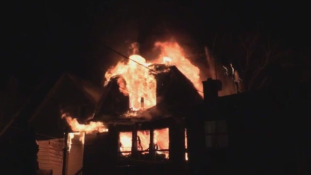 Fire erupts at abandoned apartment building on Chicago's Northwest Side; investigation underway