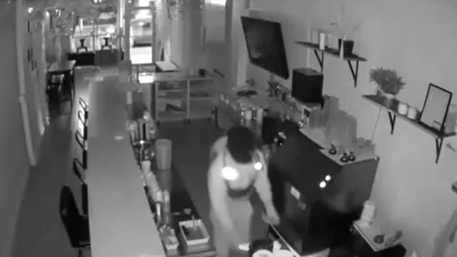 Burglar hits more than two dozen Chicago businesses, still at large police say