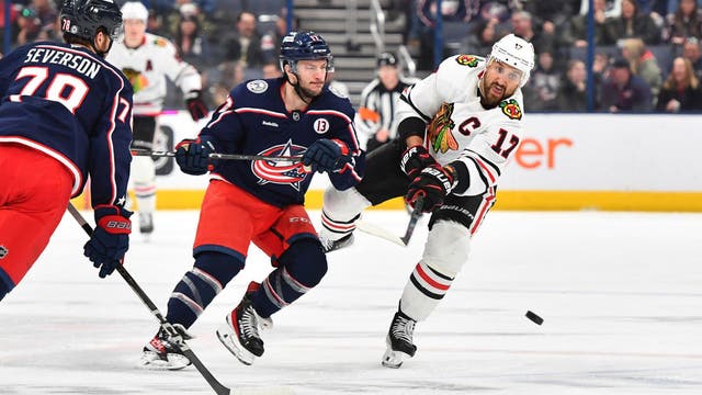 Robertson scores 2 goals in the 2nd period as the Maple Leafs beat the Blackhawks 5-2