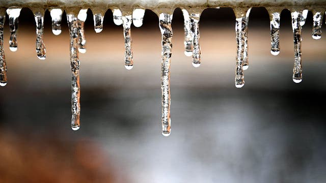 Chicago area braces for Winter Weather Advisory; freezing rain, slick roads expected