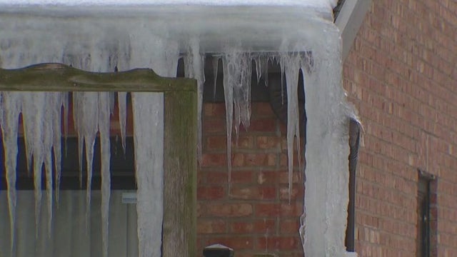 Gusty winds in Chicago today, wintry mix expected this weekend