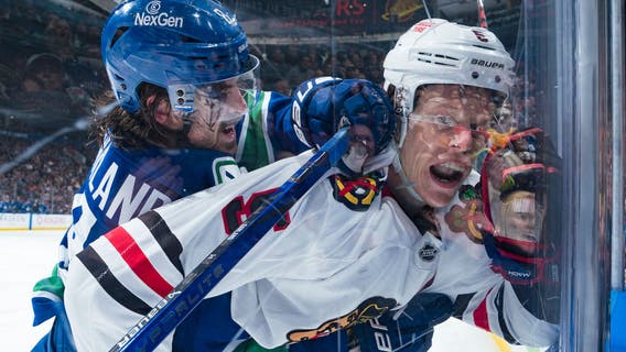 Chicago Blackhawks fall to Vancouver Canucks 6-2