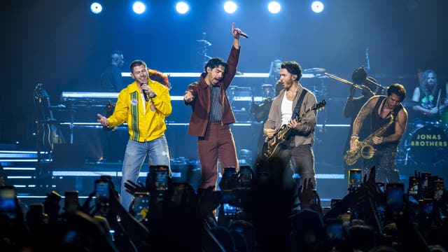 Jonas Brothers bringing anniversary tour to Chicago this summer