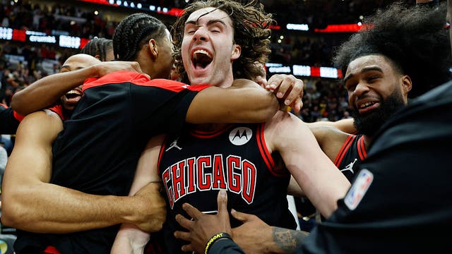 Josh Giddey stuns Lakers with half-court prayer as Chicago Bulls beat Los Angeles 119-117