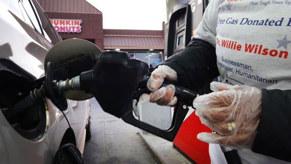 Chicago businessman Willie Wilson to give out free gas, groceries