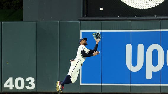 Byron Buxton's diving catch in the 9th inning seals the Twins' 4-2 win over the struggling White Sox