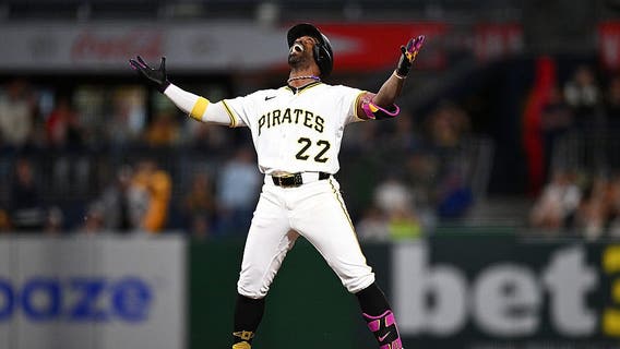 McCutchen's two-run double lifts Pirates over Cubs 4-3 as fan falls from 21-foot Clemente Wall