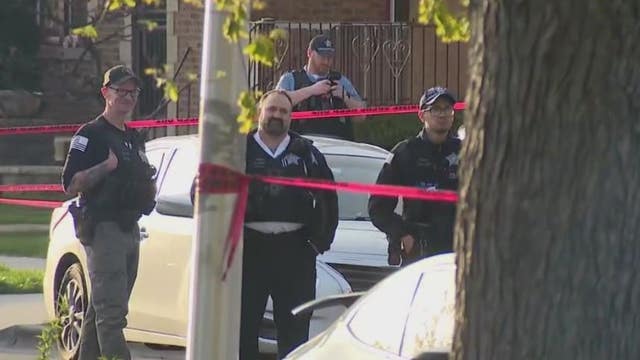 Off-duty Chicago police officer hurt in shootout with gunmen in West Lawn