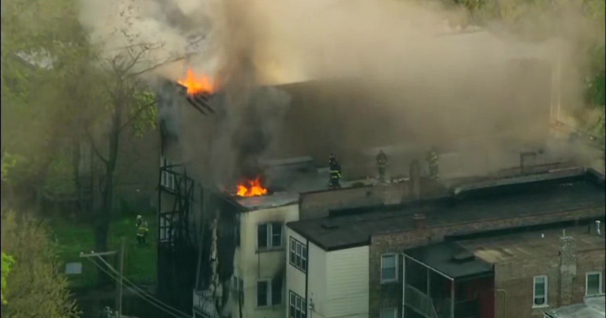 Fire spreads between 2 apartment buildings on Chicago's West Side | FOX ...