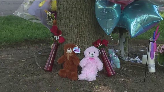 Streamwood children leave tributes, seek comfort after tragedy