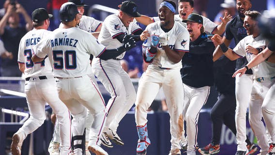 Sánchez hits leadoff homer and game-ending triple to lift Marlins over Cubs 8-7