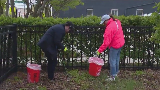 Garbage Gals brings community together to clean up Chicago streets