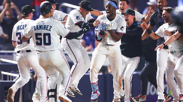 Sánchez hits leadoff homer and game-ending triple to lift Marlins over Cubs 8-7