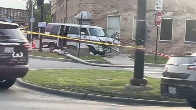 Man shot in head while in vehicle on Chicago's West Side, in critical: police