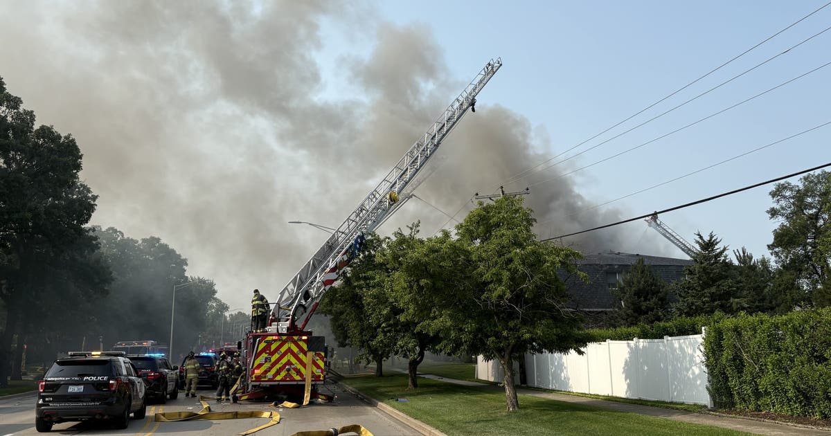 Fire chief rescues family from balcony during Joliet apartment blaze ...