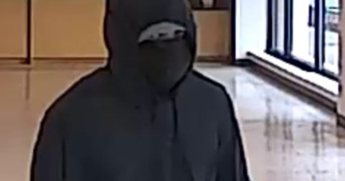 Man on the run after robbing 2 Chicago banks hours apart: FBI | FOX 32 ...