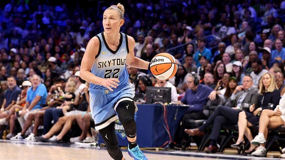 Chicago Sky guard Courtney Vandersloot carried off after injuring knee