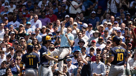 Fan climbs netting at Wrigley Field to retrieve Sal Frelick's bat