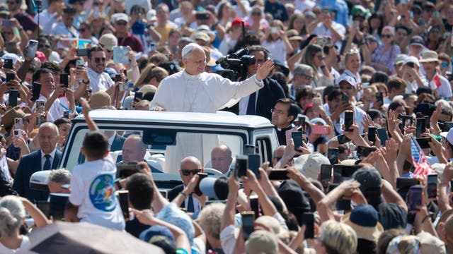 Pope Leo XIV joins White Sox chant in viral video