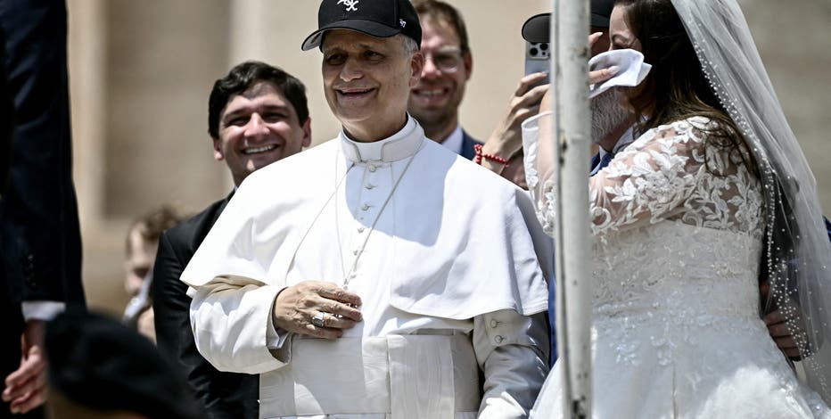 Pope Leo XIV dons Chicago White Sox hat in a reminder of how much better 2025 is for the Sox