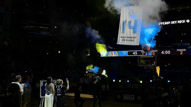 Column: Chicago Sky do right by Allie Quigley after she did right by them for a decade