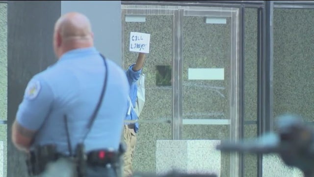 Man barricaded in Dirksen Federal Building taken by ambulance after 9-hour standoff