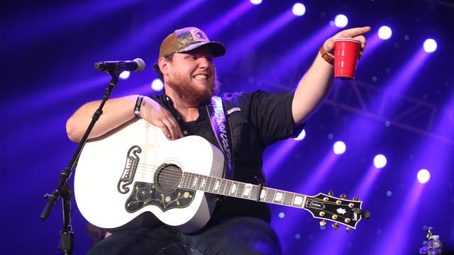 Luke Combs says 'no thanks' to Willis Tower ledge ahead of Lollapalooza in Chicago