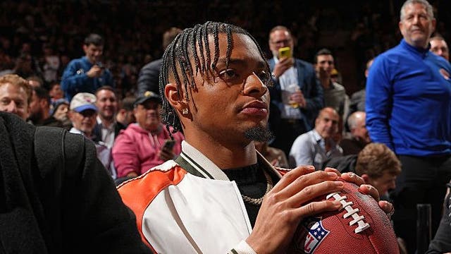 Jets quarterback Justin Fields returns a day after dislocating toe, but doesn't practice