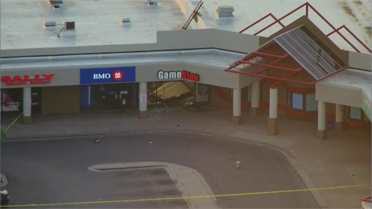 Chicago officer injured, fired gun after GameStop smash-and-grab on Northwest Side