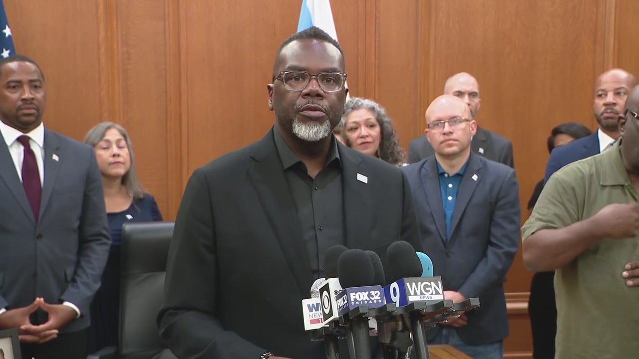 Chicago Mayor Signs Order to Resist Trump Federal Agent Deployment
