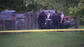 Chicago police fire shots after burglary suspects hit officers with vehicles in Englewood