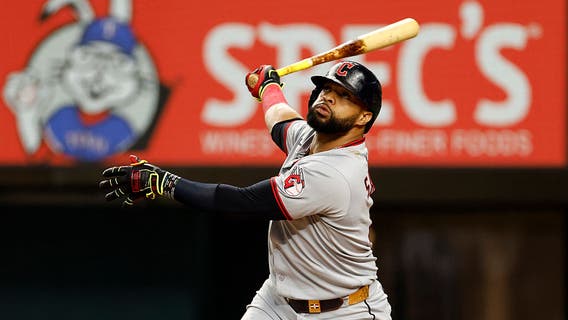 Chicago Cubs agree to a 1-year contract with first baseman Carlos Santana, AP source says