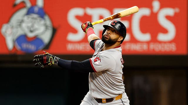 Chicago Cubs agree to a 1-year contract with first baseman Carlos Santana, AP source says