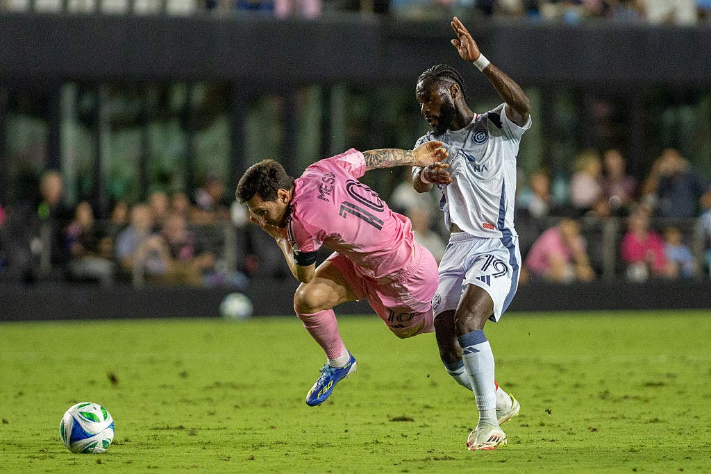 Fire withstand Suárez-led comeback and beat Inter Miami 5-3 to clinch 1st playoff berth since 2017