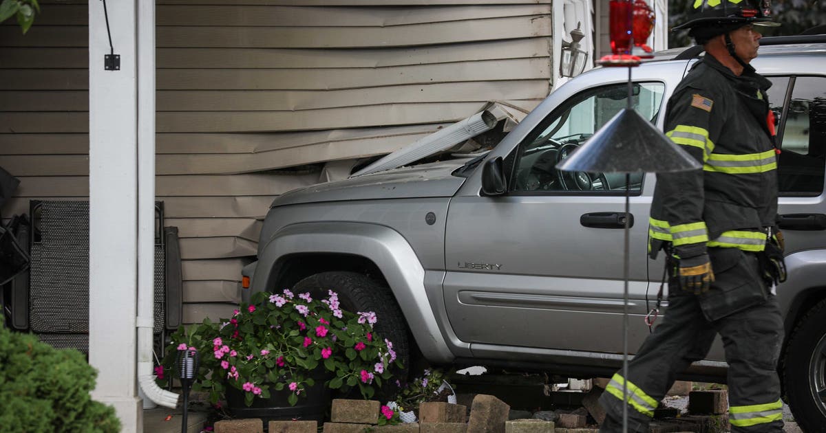 Car crashes into Woodstock duplex, causing gas leak | FOX 32 Chicago