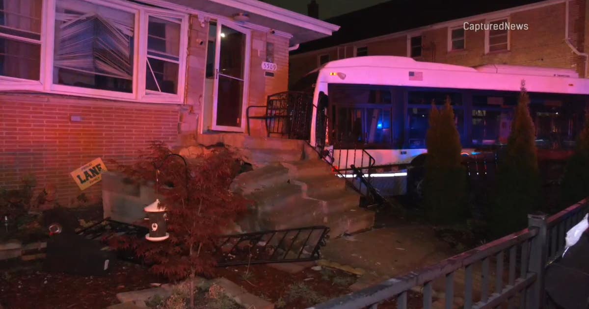 Chicago bus slams into house after hit-and-run crash on North Side, CPD ...