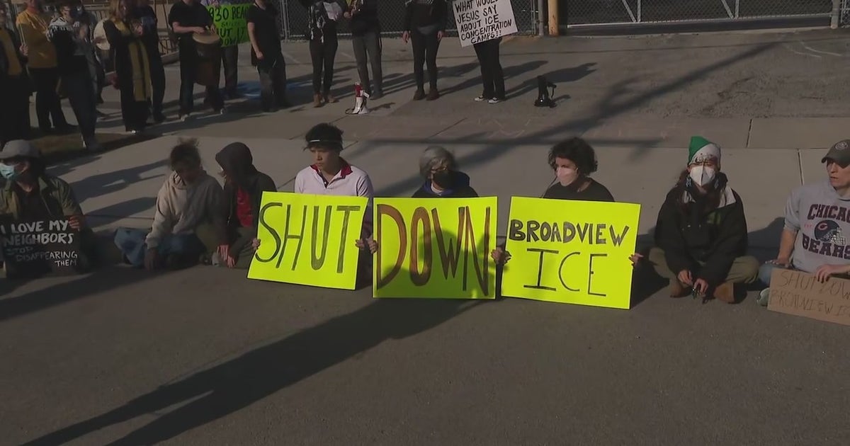 Protesters rally outside ICE processing center in Chicago suburb | FOX ...