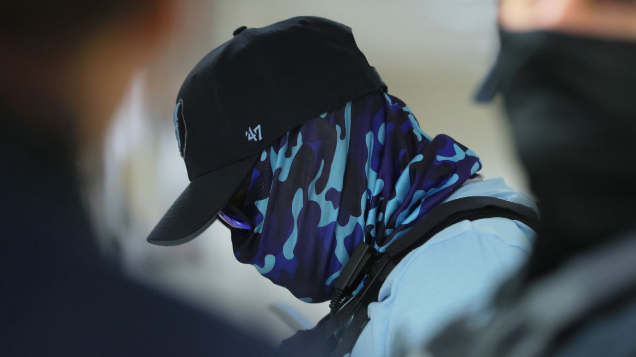 Federal immigration officers in Chicago area ordered to wear body cameras after protest clashes